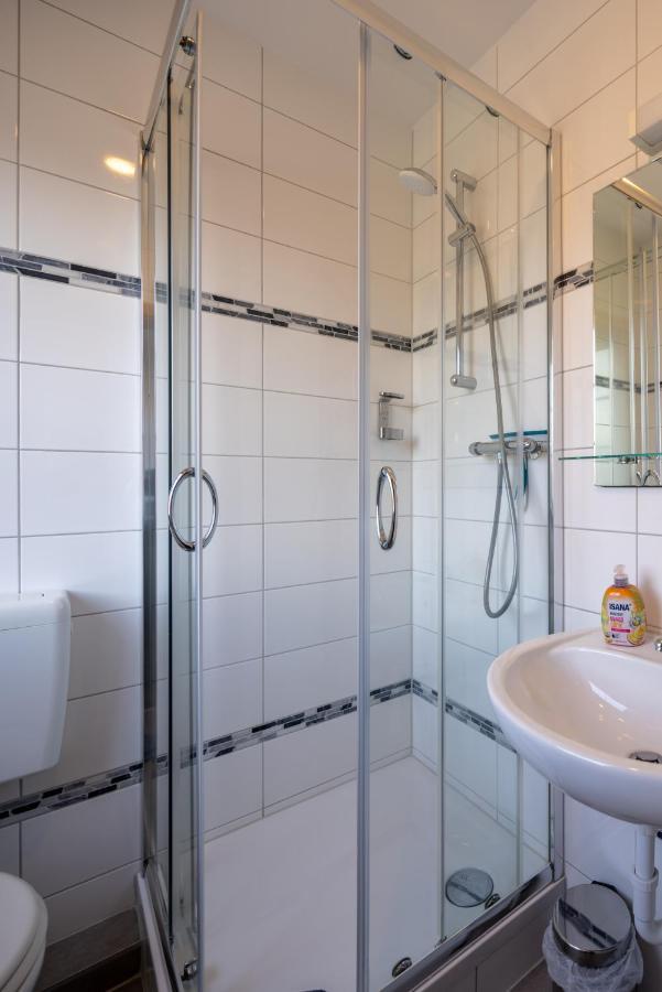 Gaestehaus Olympia Wilhelmshaven - Moderne Einzelzimmer Mit Eigenem Bad Fuer Monteure Schortens Esterno foto