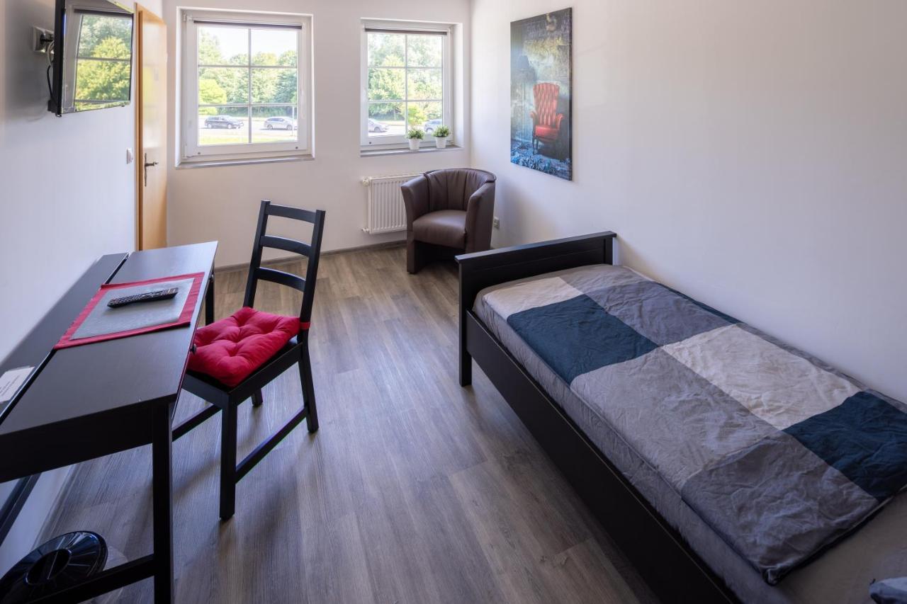 Gaestehaus Olympia Wilhelmshaven - Moderne Einzelzimmer Mit Eigenem Bad Fuer Monteure Schortens Esterno foto