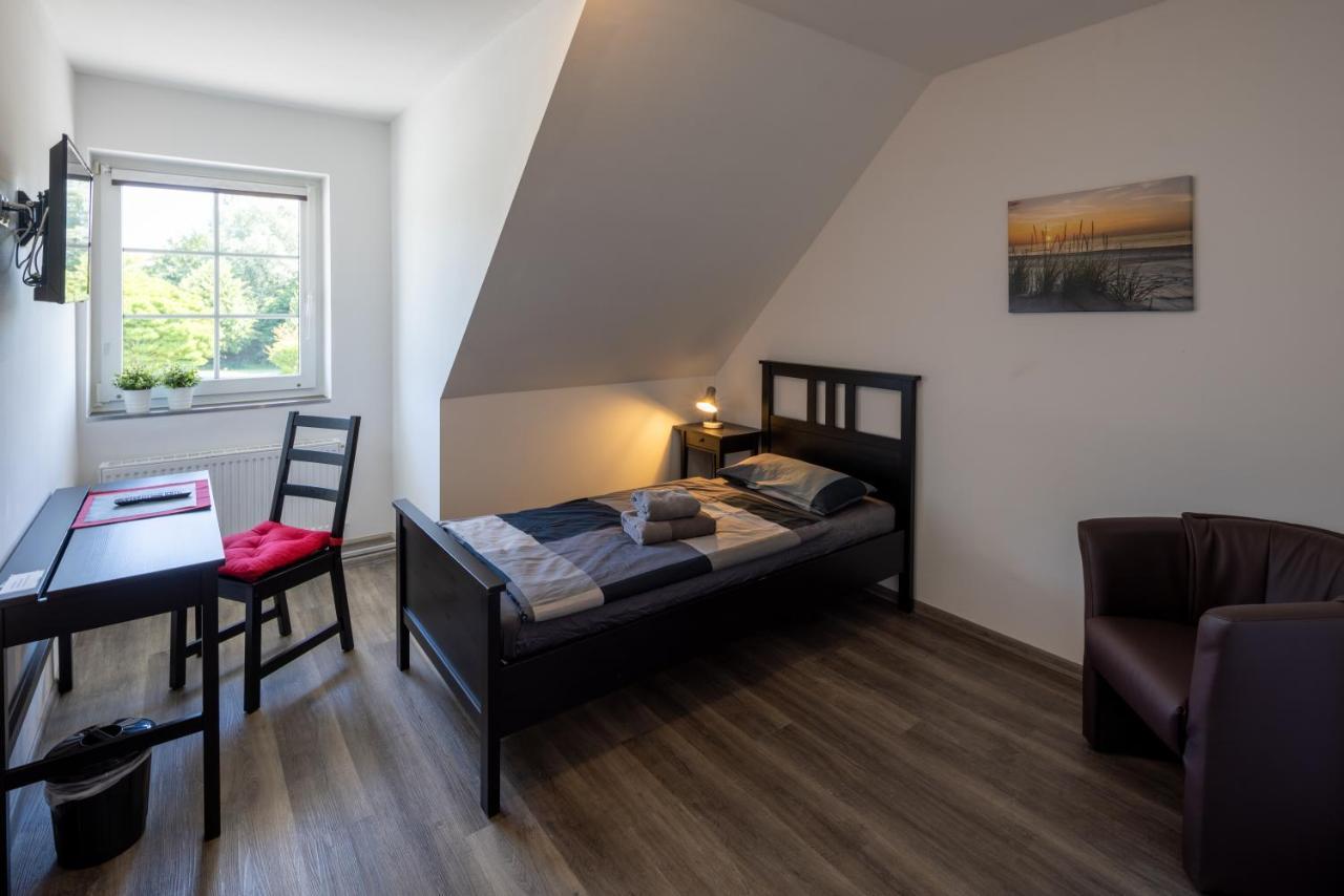 Gaestehaus Olympia Wilhelmshaven - Moderne Einzelzimmer Mit Eigenem Bad Fuer Monteure Schortens Esterno foto