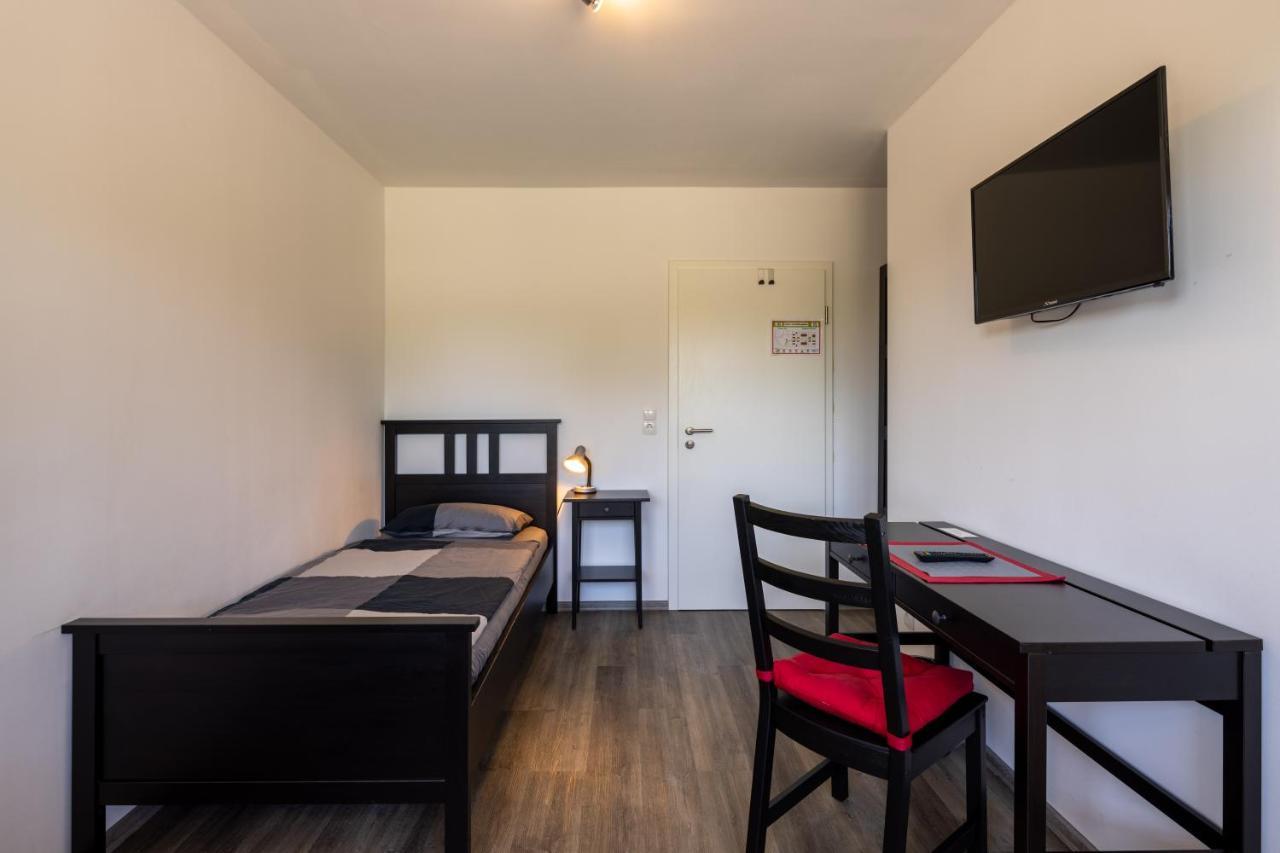 Gaestehaus Olympia Wilhelmshaven - Moderne Einzelzimmer Mit Eigenem Bad Fuer Monteure Schortens Esterno foto